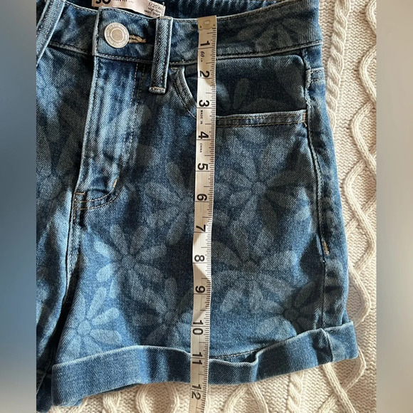 SO Brand High Rise “Mom” Jean Flower Short Junior Size 1/25W - Picture 12 of 12